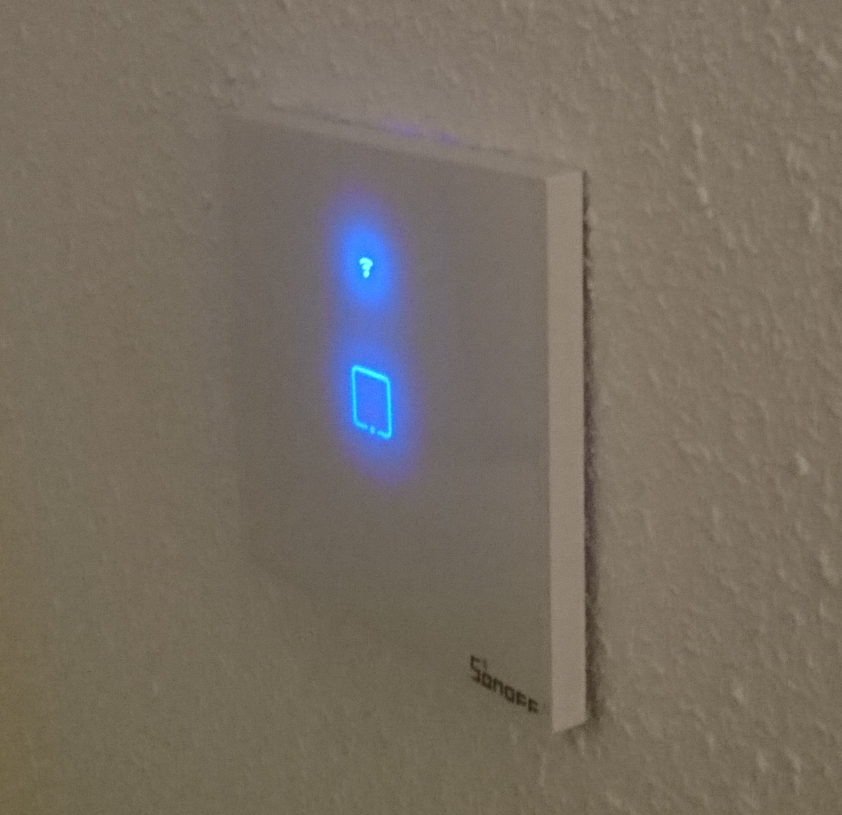 Photo showing how the Sonoff TX comes loose from the wall.